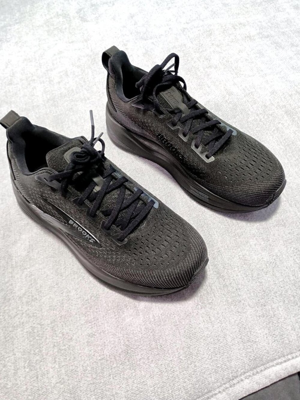 Brooks Ghost Max 4 9.5 Mismatched D/2E